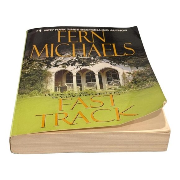 Fast Track Fern Michaels Sisterhood Novel Mystery Thriller Paperback Book 2009 - Picture 2 of 9